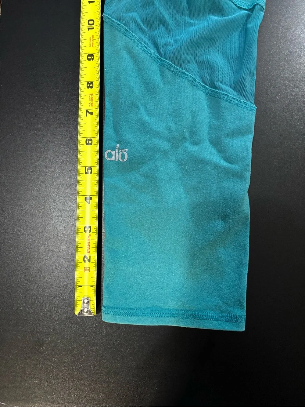 Alo blue leggings. Rip tag removed. Please see pictures for measurements.